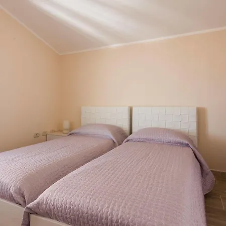 Pensión Anaelehouserooms Ltb 5*